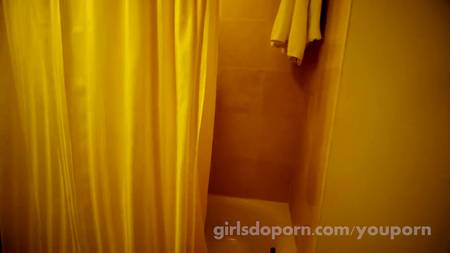 Парень не упустил возможности снять на камеру секс с молоденькой девахой