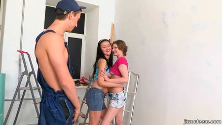Русский строитель заткнул рот девицам внушительным членом