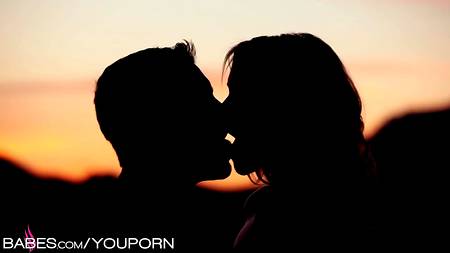 Роскошная блондинка Mia Malkova воплощает желания любимого в реальность