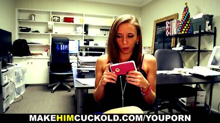 Обездвиженный изменник беспомощно смотрит как ебут его девку