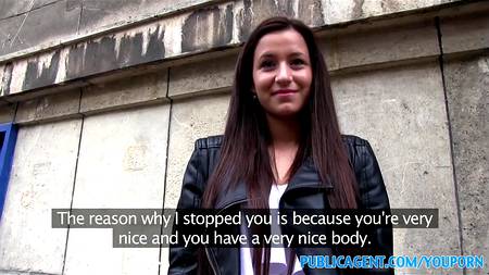 Раскрутил миленькую брюнетку на интимные отношения в туалете