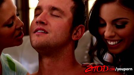 Зрелая мамочка и ее дочка отдохнули с соседом