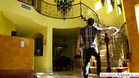 Мастурбирующая женщина запрыгнула на хуй подглядывавшего парня