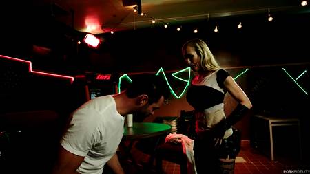 Брутальный мускулистый мужчина дрючит зрелую кобылку в красивом белье