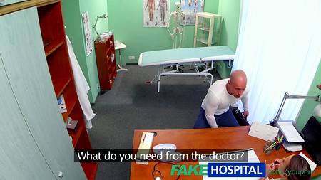 Сексапильная медсестра трахается на работе с лысым ловеласом