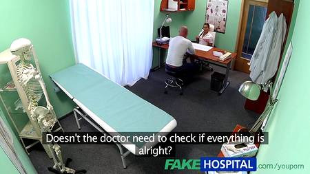Сексапильная медсестра трахается на работе с лысым ловеласом