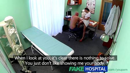 Сексапильная медсестра трахается на работе с лысым ловеласом