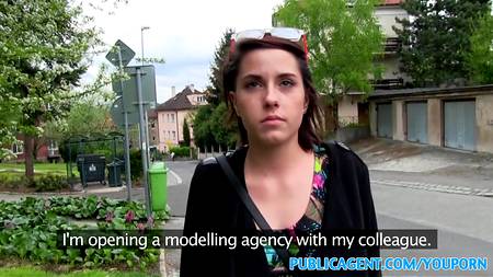 Красотка раздвигает ноги за деньги