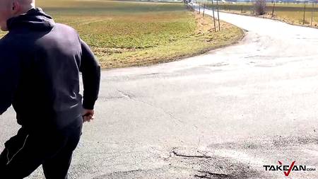 Водила запикапил и трахнул в машине коротко стриженную блондиночку