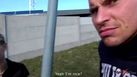 Водила запикапил и трахнул в машине коротко стриженную блондиночку