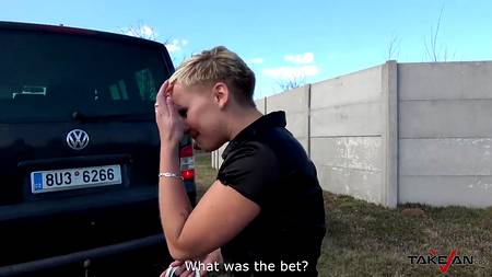 Водила запикапил и трахнул в машине коротко стриженную блондиночку