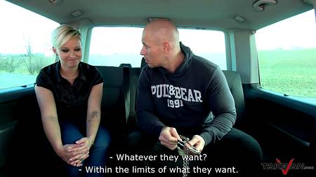 Водила запикапил и трахнул в машине коротко стриженную блондиночку