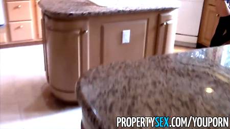 Посаженная на хуй риэлторша испытывает оргазмы на работе с клиентом