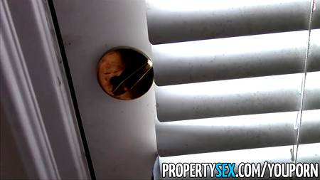 Посаженная на хуй риэлторша испытывает оргазмы на работе с клиентом