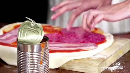 Кулинарное шоу превратилось в  групповуху на кухне с двумя телками