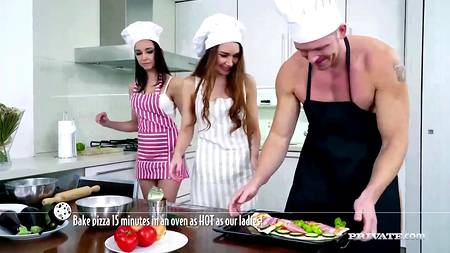 Кулинарное шоу превратилось в  групповуху на кухне с двумя телками