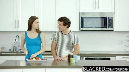 Негритос доставил белой девушке желанный оргазм