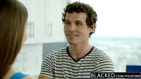 Негритос доставил белой девушке желанный оргазм