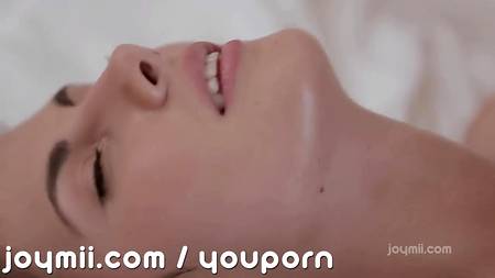 Озабоченная студентка работает с утренним стояком брюнета