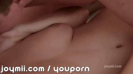 Озабоченная студентка работает с утренним стояком брюнета