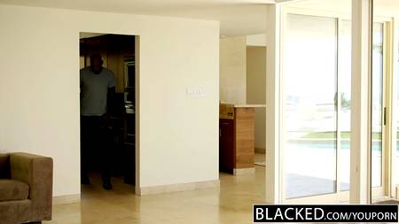 Крепкого телосложения негр наслаждается узкой пиздой белой любовницы