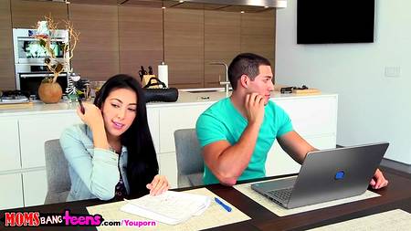 Две страстные сучки доставляют наслаждение мускулистому жеребцу