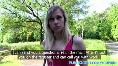 Парень удачно познакомился с миниатюрной блондинкой