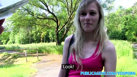 Парень удачно познакомился с миниатюрной блондинкой