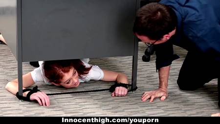 Зрелый преподаватель натянул на член рыженькую студентку