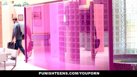 Сексуальная кошечка обрабатывает член хозяина