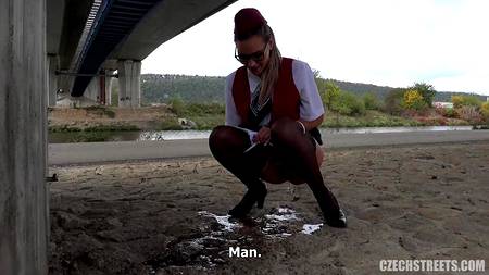 Водила запикапил чешскую студентку и трахнул сучку на улице