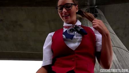 Водила запикапил чешскую студентку и трахнул сучку на улице