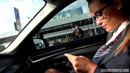 Водила запикапил чешскую студентку и трахнул сучку на улице