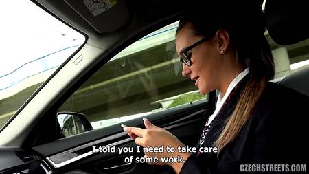 Водила запикапил чешскую студентку и трахнул сучку на улице