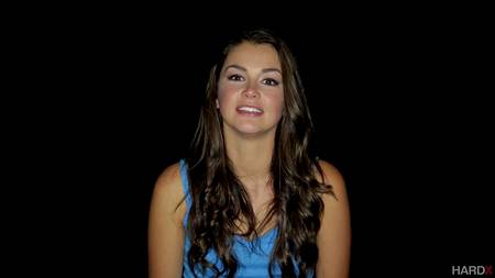 Чернокожий мужик растягивает задницу стонущей белой сучке