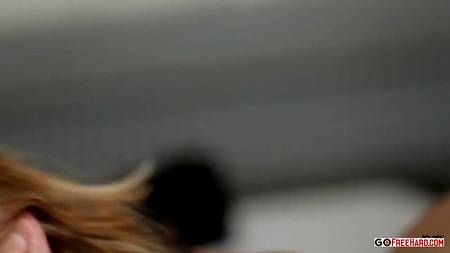 Красиво отдавшаяся блонда получает в рот смачную порцию спермы