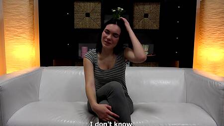 Грудастая чешка на кастинге увлажняется маслом и дает раком