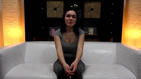 Грудастая чешка на кастинге увлажняется маслом и дает раком