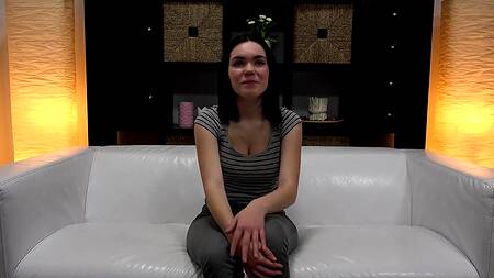 Грудастая чешка на кастинге увлажняется маслом и дает раком