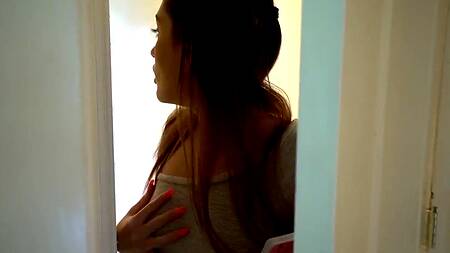 Сводная сестра хотела чтобы брат увидел её мастурбацию