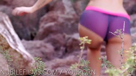 Две лесбиянки развлекаются на природе