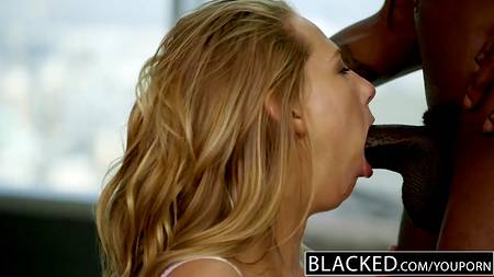 Черные парни трахнули ухоженную блондинку