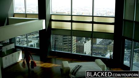 Черные парни трахнули ухоженную блондинку