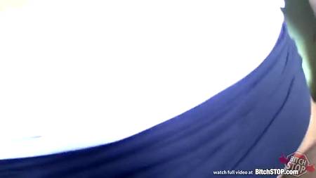 Убедила парня прогуляться с ней по парку