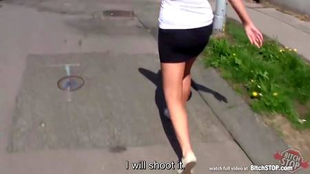 Убедила парня прогуляться с ней по парку