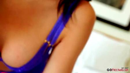 Страстная минетчица обрабатывает большой и толстый член