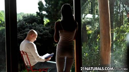 Как всегда красивая Doris Ivy позволила любимому трахнуть ее в попку