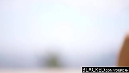 Горячая брюнетка пригласила в гости черного любовника