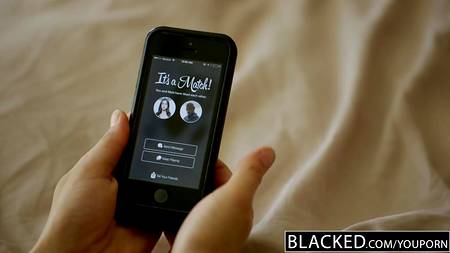 Горячая брюнетка пригласила в гости черного любовника