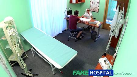 Сексапильная врачиха соблазнила мускулистого мужчину ее чпокнуть